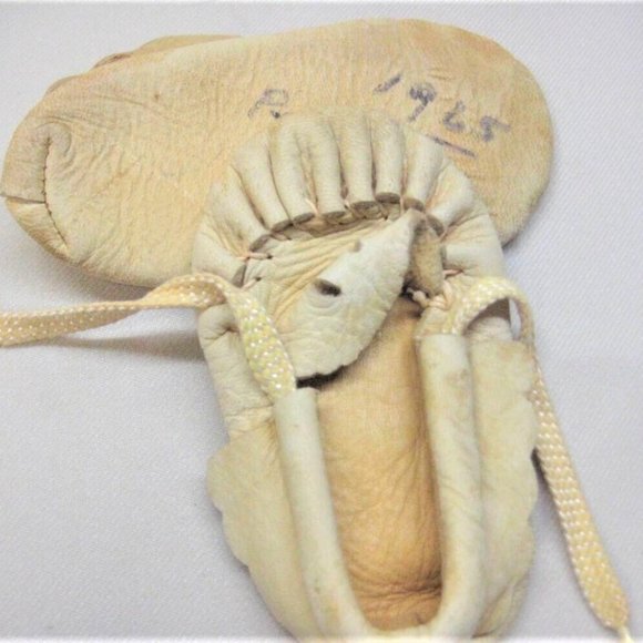 Vintage BABY CLOTHES & MOCCASINS Leather Moccasins Old Moccasins Baby Moccasins - Picture 3 of 10